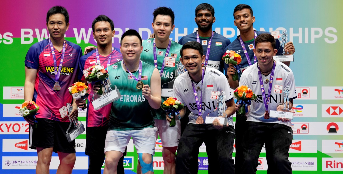 AARON-Wooi Yik berjaya menamatkan penantian peminat badminton negara. FOTO EPA