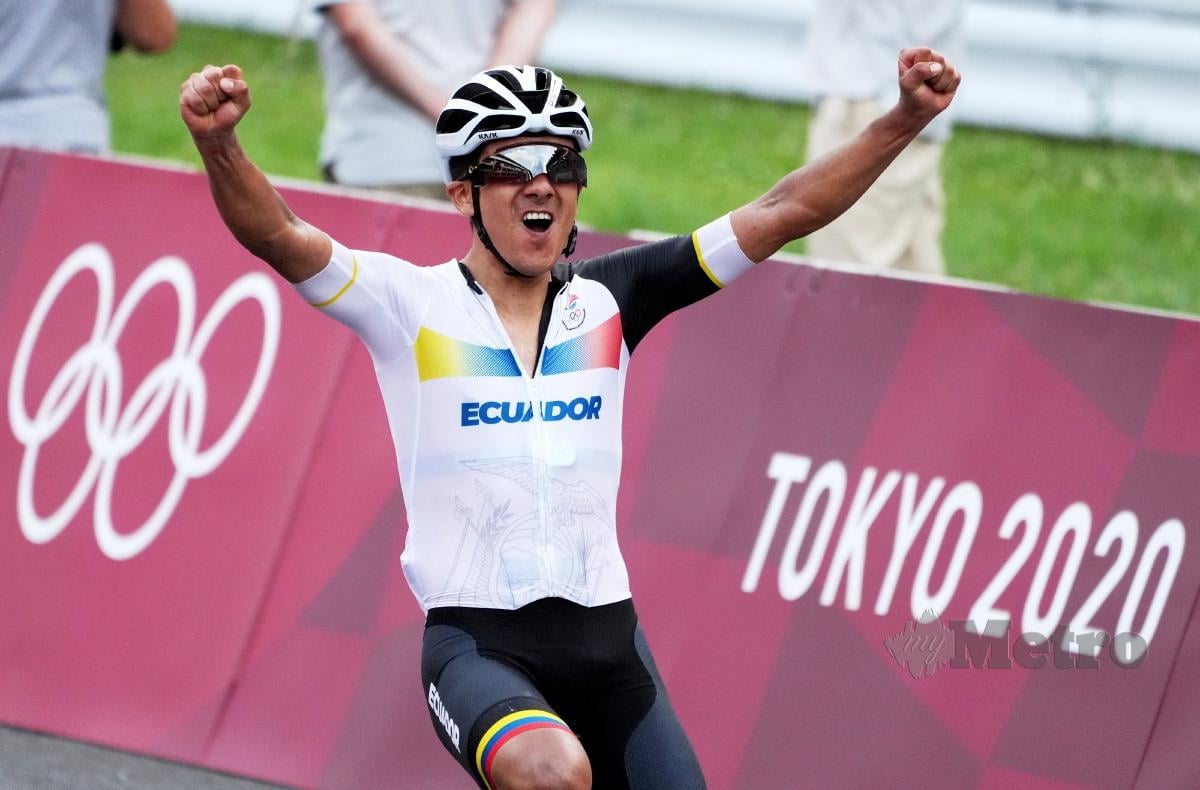 PELUMBA Ecuador, Richard Carapaz memenangi pingat emas berbasikal lebuh raya lelaki di Tokyo 2020, hari ini. FOTO EPA