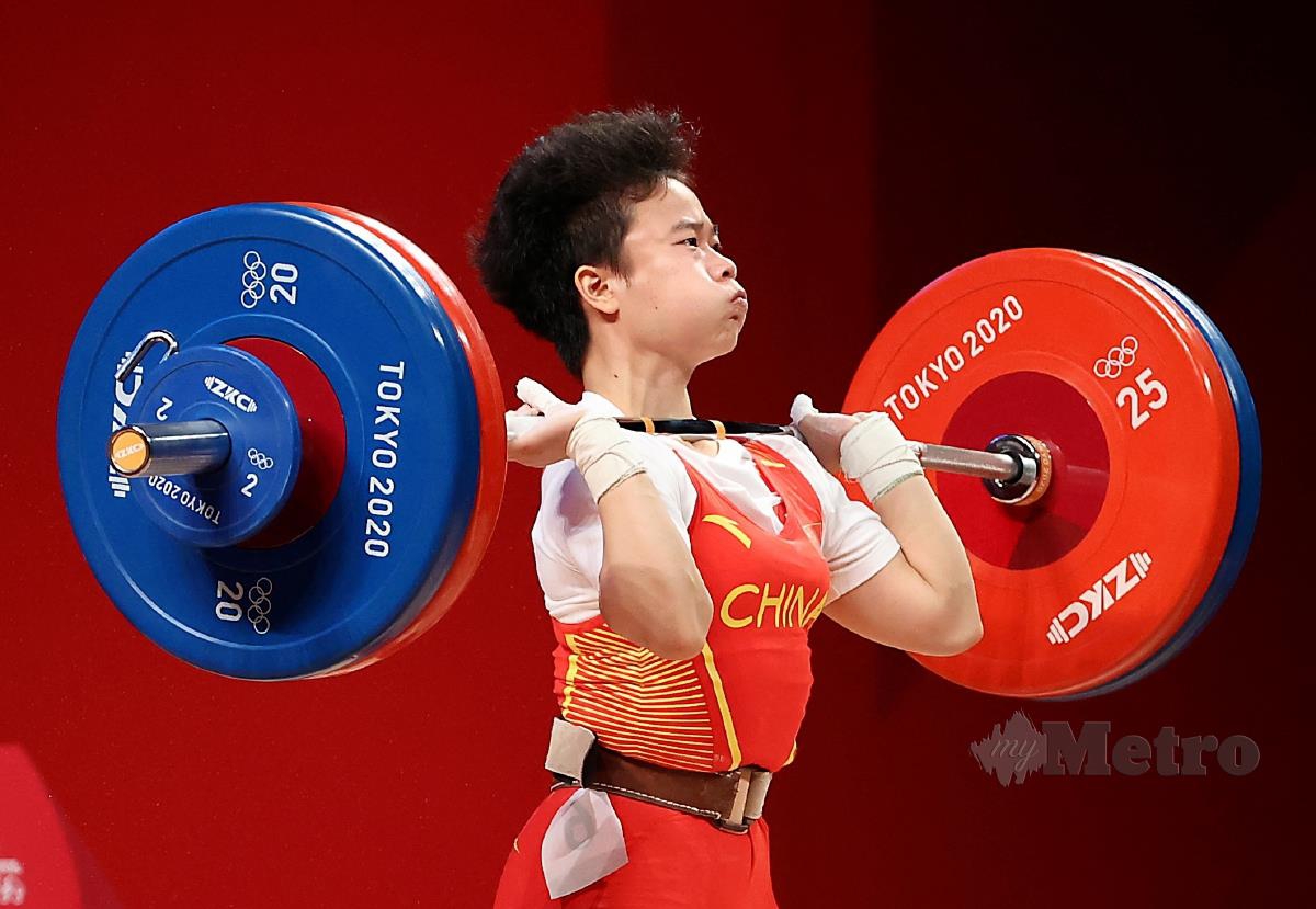 HOU Zhihui dari China menang pingat emas angkat berat kategori 49kg wanita di Tokyo 2020, hari ini. FOTO EPA