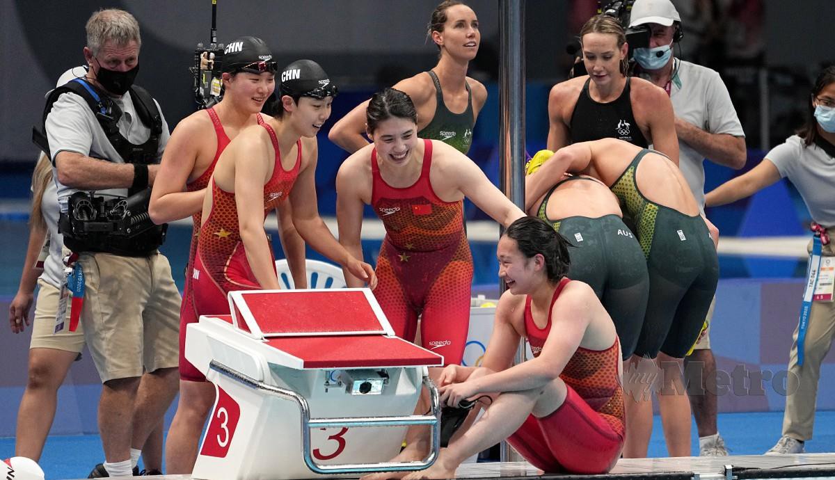 PERENANG wanita China gembira selepas berjaya meraih emas dan memecahkan rekod dunia 4x200m gaya bebas wanita. FOTO EPA