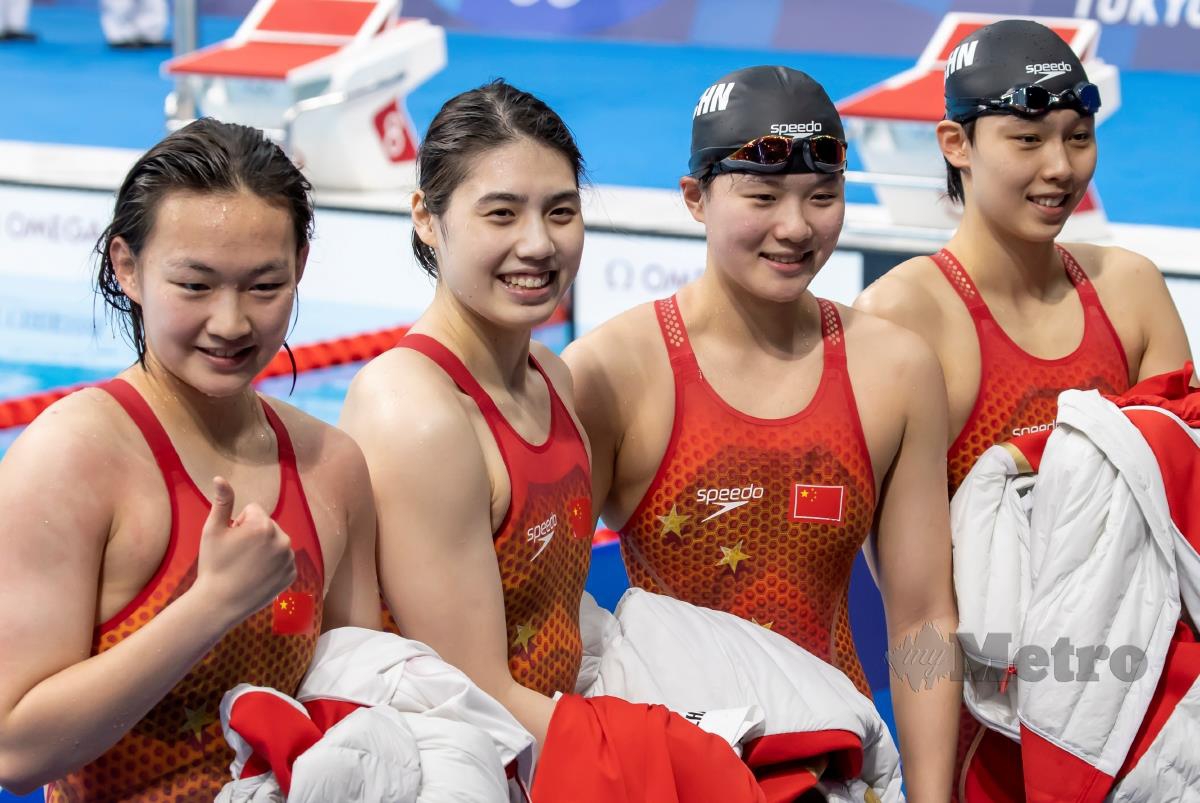 PASUKAN China dibarisi Yang Junxuan, Zhang Yufei, Li Bingjie dan Tang Muhan memecahkan rekod dunia ketika menang pingat emas acara 4x200m gaya bebas berganti-ganti wanita di Tokyo 2020, hari ini. FOTO EPA