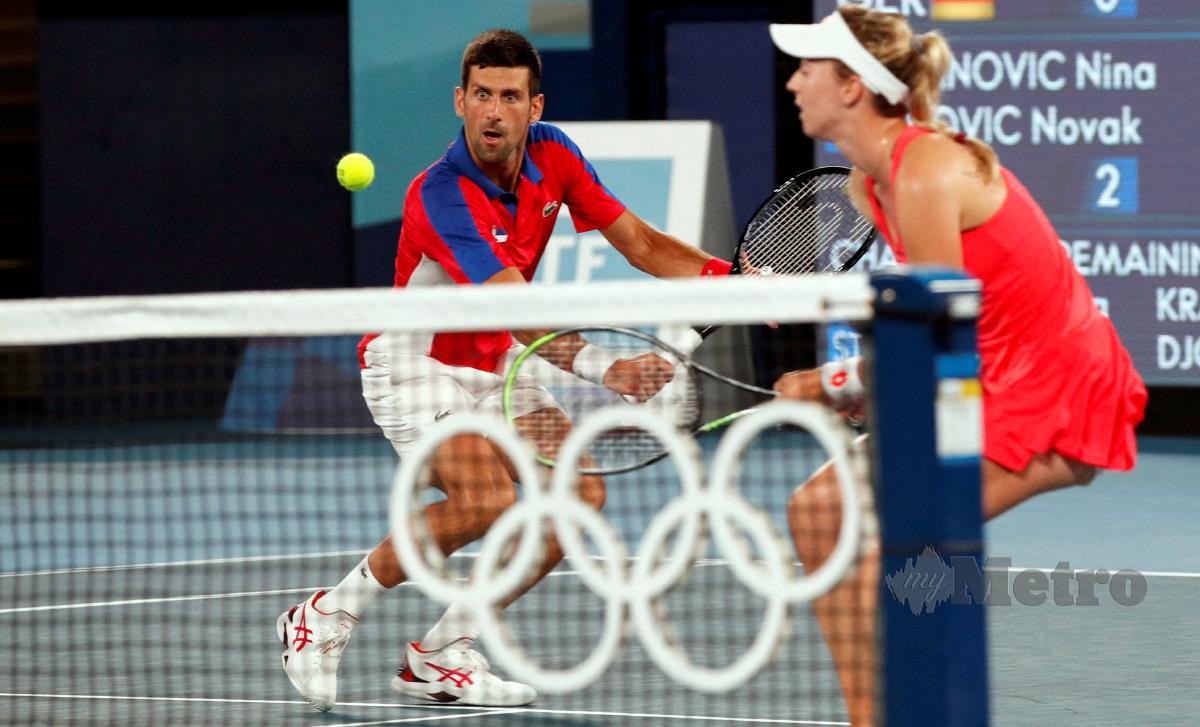 GANDINGAN Novak Djokovic (kiri) dan Nina Stojanovic tewas di separuh akhir tenis beregu campuran, hari ini. FOTO EPA