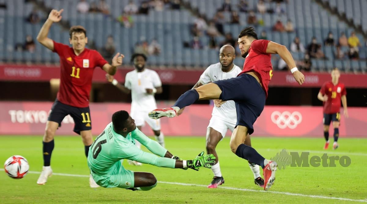 PENYERANG Sepanyol, Rafa Mir (kanan) menjaringkan gol ketika menentang Ivory Coast di suku akhir acara bola sepak lelaki di Tokyo 2020, hari ini. FOTO EPA