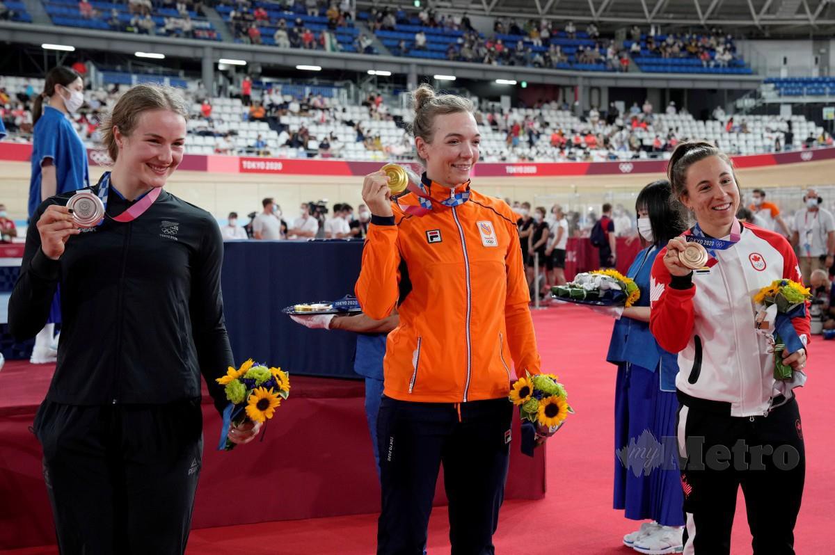 PELUMBA Belanda, Shanne Braspennincx memenangi pingat emas acara keirin wanita di Tokyo 2020 di Velodrome Izu, hari ini. FOTO EPA