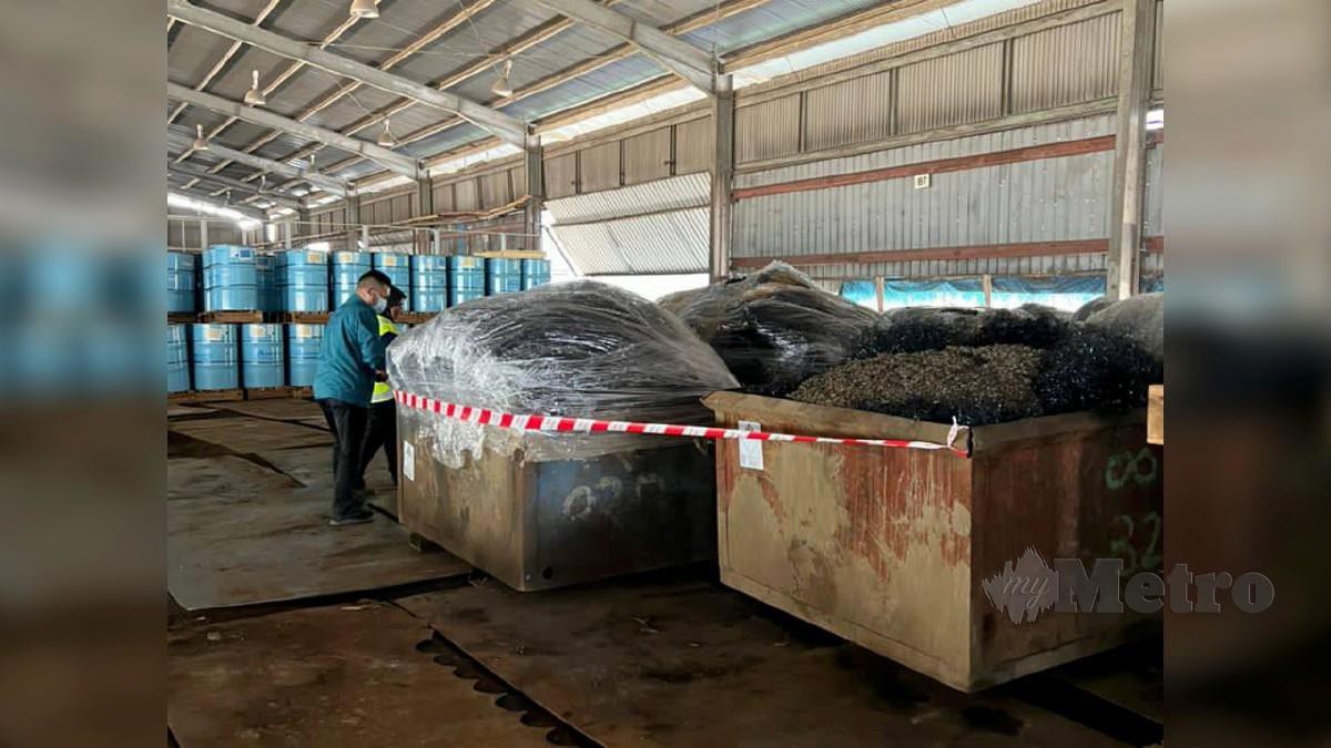 JAS Pulau Pinang mengeluarkan kompaun RM10,000 ke atas dua kilang logam kerana gagal menguruskan buangan terjadual. FOTO ihsan JAS Pulau Pinang