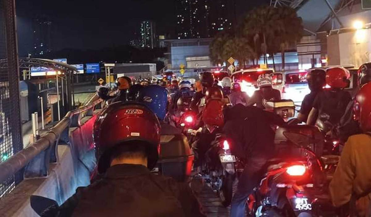KEADAAN lorong motosikal CIQ yang sesak dipercayai MBIKE turut terjejas akibat ketiadaan bekalan elektrik sejak malam tadi. FOTO Ihsan pembaca