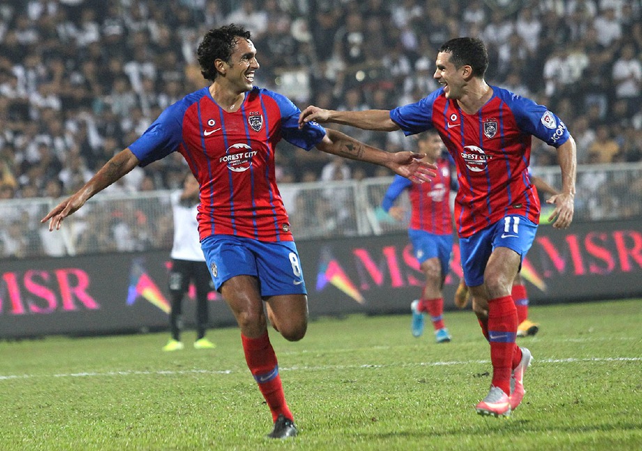 PEMAIN JDT Diogo Luis Santo (kiri) meraikan jaringan gol pertama pada aksi perlawanan Suku Akhir Pertama Piala Malaysia menentang Terengganu. FOTO Ghazali Kori