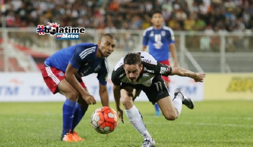 Pemain T-Team, Patrick D S Cruez (Kanan) cuba mengawal bola daripada dirampas pemain JDT, Marcos Antonio (kiri) dalam perlawanan di Kuala Terengganu. FOTO NSTP/ASWADI ALIAS.