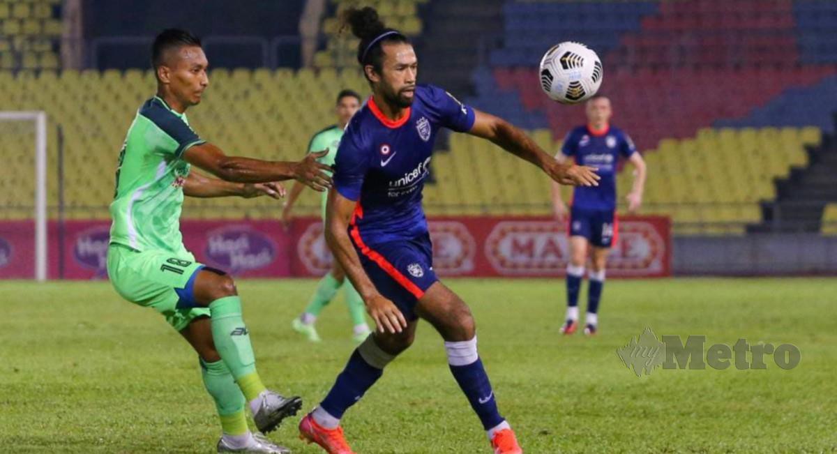 PEMAIN Melaka United FC Wan Amirul Afiq Wan Ab Rahman cuba memintas pertahanan JDT La'vere Corbing Ong dalam aksi Liga Super Malaysia di Stadium Hang Jebat. FOTO SYAFEEQ AHMAD