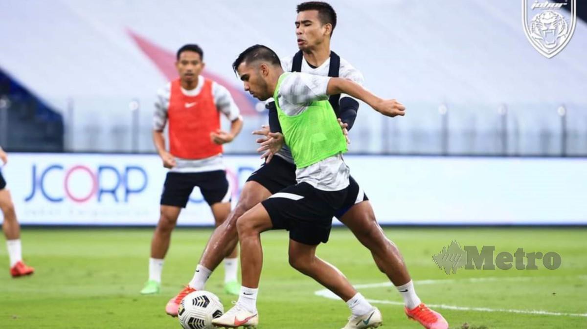 PEMAIN tengah JDT, Leandro Velazquez cuba melepasi kawalan Safawi Rasid pada sesi latihan di Stadium Sultan Ibrahim menjelang pertembungan menentang Sabah FC, malam esok. FOTO Ihsan Johor Southern Tigers