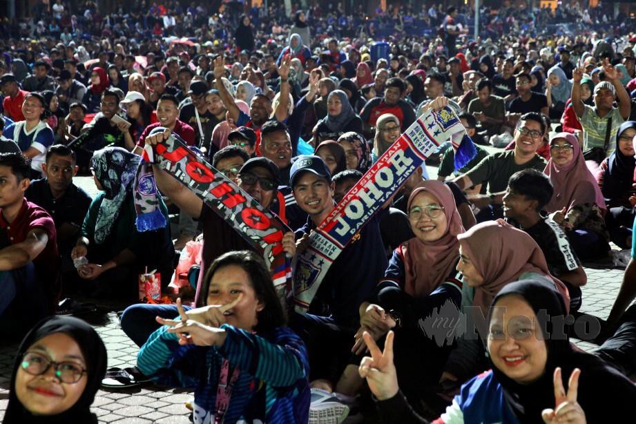 PENYOKONG JDT membanjiri Dataran Majlis Bandaraya Johor Bahru (MBJB) menyaksikan perlawanan akhir Piala Malaysia 2019 antara JDT menentang Kedah menerusi skrin gergasi. FOTO BERNAMA