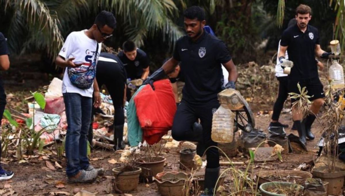 PEMAIN JDT mencuci rumah, mengangkat barang dan membersihkan kotoran daripada kesan banjir. FOTO Ihsan Johor Southern Tigers