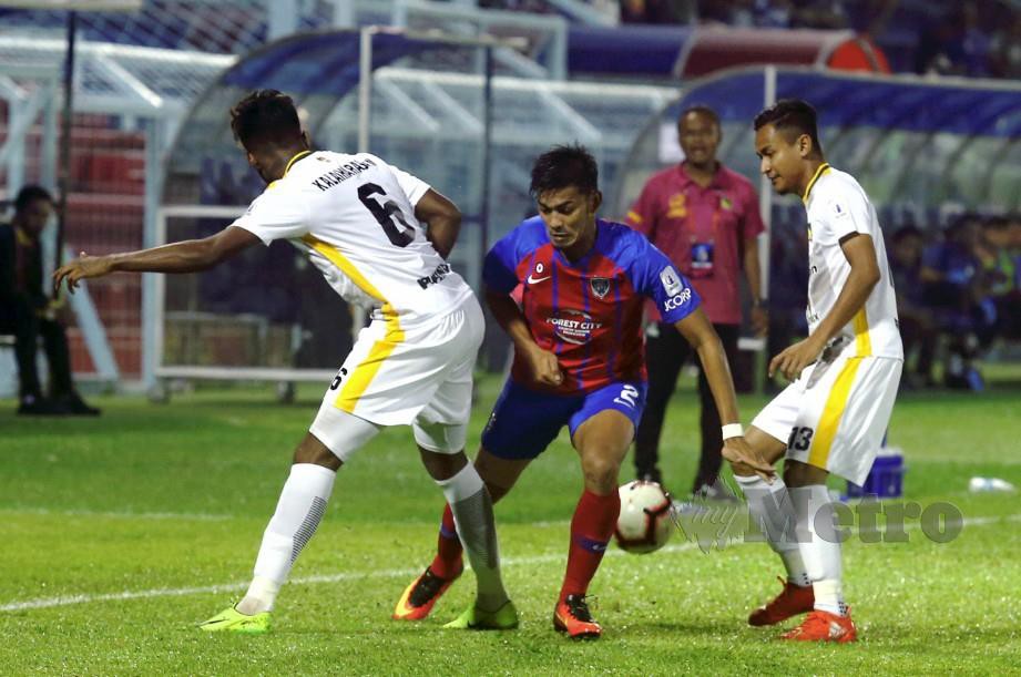 Pemain JDT II, Che Rashid Che Halim (tengah) diasak dua pemain Negeri Sembilan, L Kalaiharasan (kiri) dan Mohd Ridzuan Abdunloh Pula pada perlawanan Liga Perdana. FOTO Hairul Anuar Rahim.