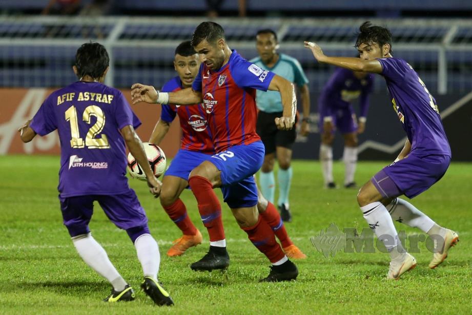 GHADDAR (tengah) diasak pemain UiTM FC, Muhamad Afif (kiri)  di Stadium Majlis Perbandaran Pasir Gudang.  - FOTO Mohd Azren Jamaludin.  