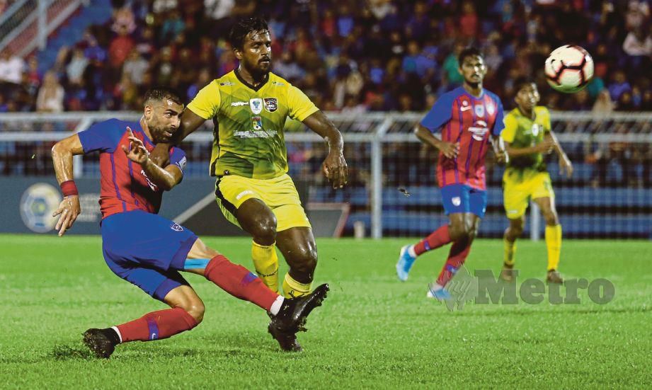 GHADDAR (kiri) diasak pemain UKM FC, Reuben Thayaparan Kathiripillai di Stadium Majlis Perbandaran Pasir Gudang.  - FOTO  Mohd Azren Jamaludin