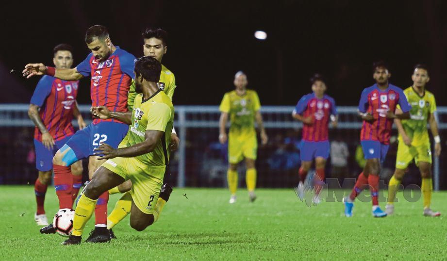 GHADDAR (kiri) diasak pemain dua UKM FC di Stadium Majlis Perbandaran Pasir Gudang.  - FOTO Mohd Azren Jamaludin