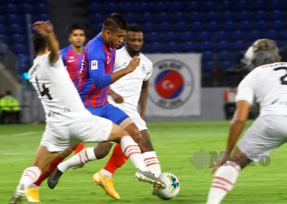 Pemain JDT, Safawi Rashid dihalang dua pemain Sabah pada aksi Liga Super di Stadium Sultan Ibrahim, Iskandar Puteri Johor. FOTO Zain Ahmed