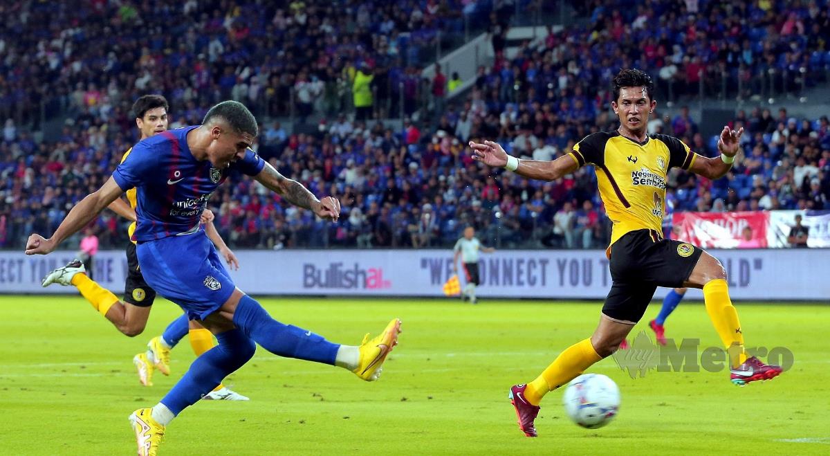 BERGSON Da Silva (kiri) menjaringkan dua gol ketika JDT menewaskan Negeri Sembilan FC 5-0 di Stadium Sultan Ibrahim, Johor, Sabtu lalu. FOTO NUR AISYAH MAZALAN