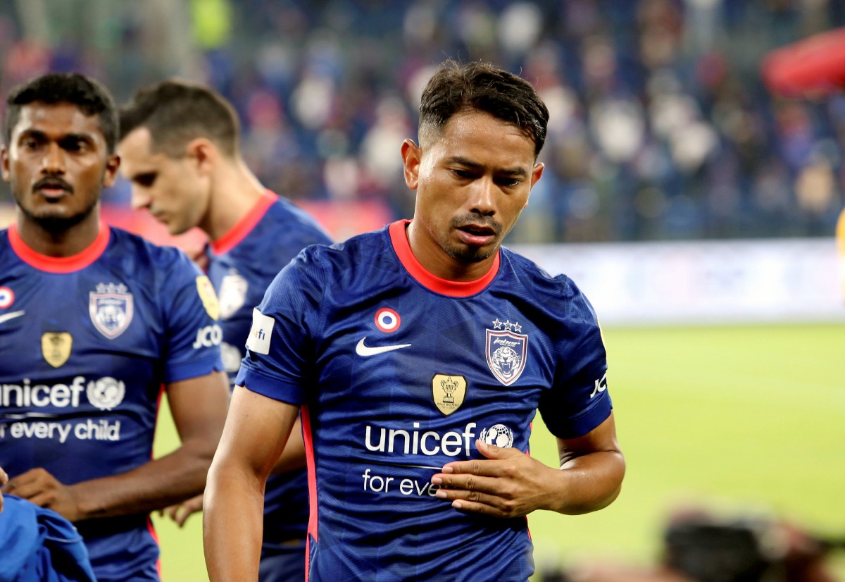 Safiq dilayangkan kad merah kerana menanduk kepala pemain Terengganu pada aksi Piala Malaysia malam tadi. FOTO Nur Aisyah Mazalan