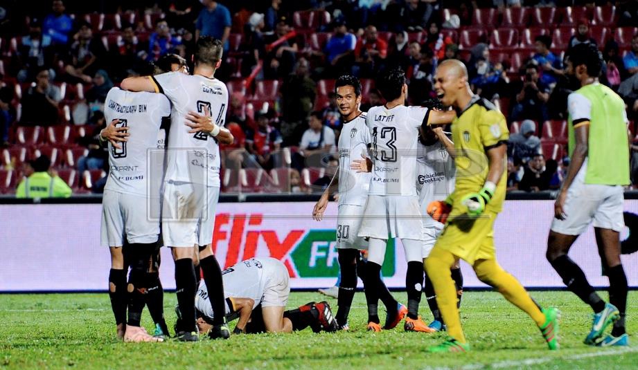 PEMAIN Terengganu FC meraikan kemenangan layak ke final Piala Malaysia. FOTO Mohd Azren Jamaludin