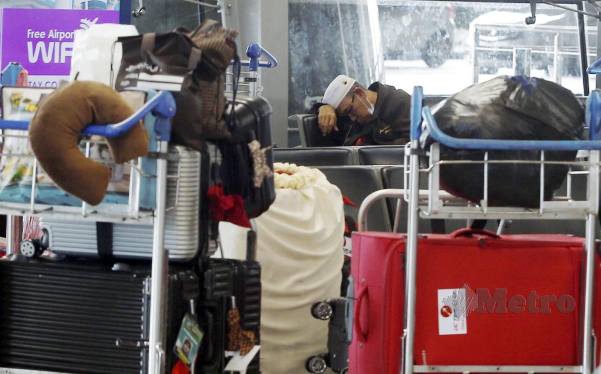 Sebahagian bakal jemaah haji yang terkandas selepas ditipu oleh sebuah agensi pelancongan masih menunggu di ruang legar Lapangan Terbang Antarabangsa Kuala Lumpur (KLIA), Sepang. FOTO HAIRUL ANUAR RAHIM