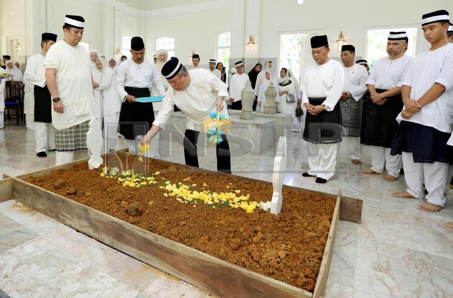 Sultan Johor, Sultan Ibrahim Iskandar berkenan menabur bunga di makam Almarhumah Tengku Zanariah Almarhum Tengku Ahmad yang selamat dimakamkan di Makam Diraja Bukit Mahmoodiah, Johor Bahru. FOTO Royal Press Office 