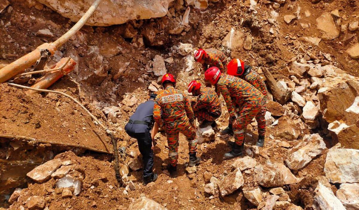 JENGKAUT bersama cebisan baju dan tulang ditemukan di lokasi dua mangsa dikhuatiri tertimbus di dalam kejadian runtuhan batu kuari di Keramat Pulai, Simpang Pulai pada Mac lalu. FOTO Ihsan JBPM