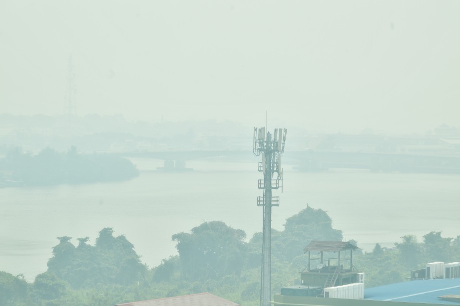 PEMANDANGAN bandaraya Kuching yang berjerebu dengan bacaan Indeks Pencemaran Udara (IPU) 212 iaitu 'sangat tidak sihat' pada 6 petang tadi. FOTO BERNAMA
