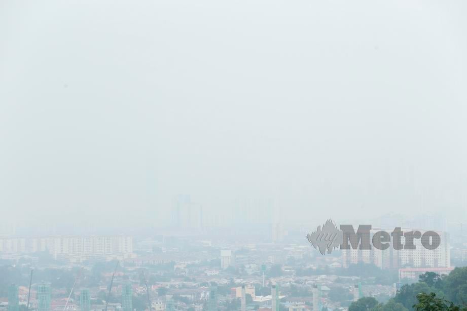 PEMANDANGAN di Kuala Lumpur yang dirakam pada 1 tengah hari ini diselubungi jerebu yang teruk. FOTO Supian Ahmad. 