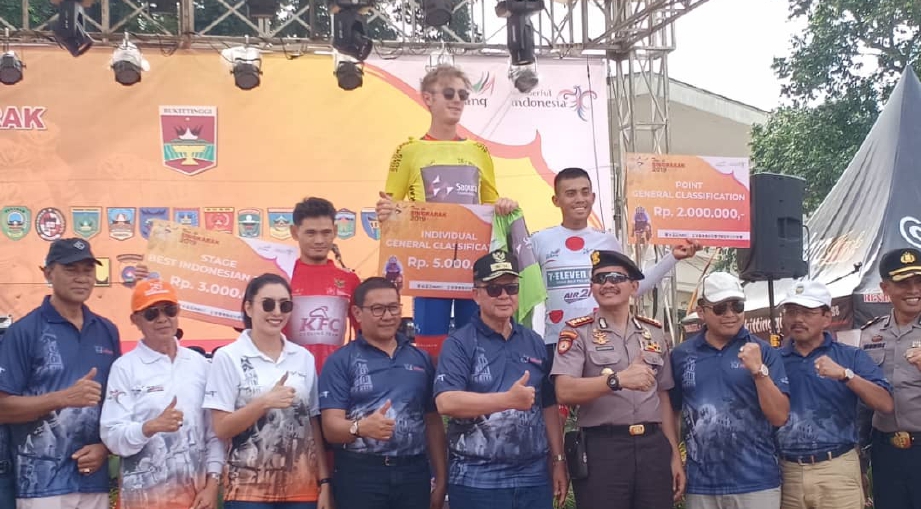 EWART (jersi kuning)  juarai peringkat kedua Tour de Singkarak di Indonesia. - FOTO TSC