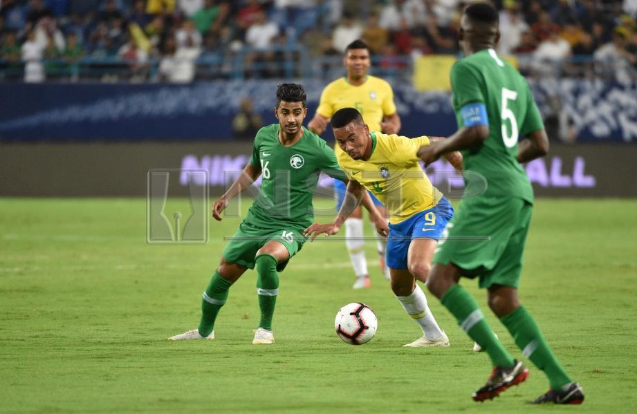 JESUS (tengah) merebut bola dengan pemain Arab Saudi. FOTO/AFP   