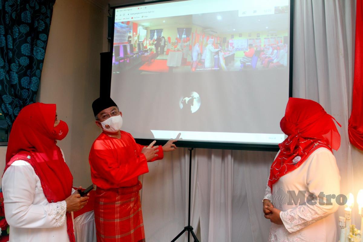 ADHAM bersama Ketua Wanita Umno Bahagian Tenggara, Datin Salasiah Idris (kiri) dan Adun Pasir Raja, Rashidah Ismail melihat skrin persidangan sayap Pemuda dan Puteri secara maya selepas merasmikan Mesyuarat Perwakilan Pergerakan Wanita Umno. FOTO Zain Ahmed