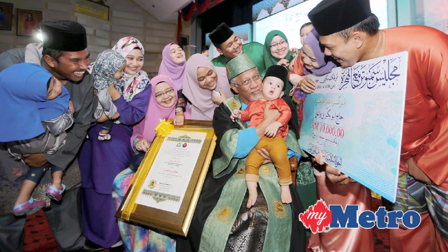 ABU Bakar (dua kanan) bergambar bersama keluarganya selepas menerima anugerah. FOTO Zulkarnain Ahmad Tajuddin