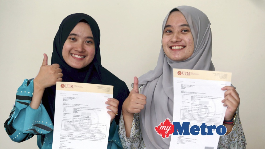 NURUL Nadiah (kiri) dan Nurul Najwa menunjukkan surat tawaran ketika tiba pada hari pertama pendaftaran penuntut baru UTM. FOTO Hairul Anuar Rahim