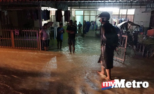 PENDUDUK mengharungi air limpahan longkang besar akibat hujan lebat berterusan selama beberapa jam di Segamat pada 6 Februari lalu. FOTO fail NSTP Ahmad Ismail