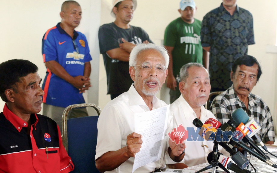SHAHRIR (dua kiri) ketika sidang media selepas lawatan ke Desa Datuk Hajah Hasnah Ahmad. FOTO Hairul Anuar Rahim