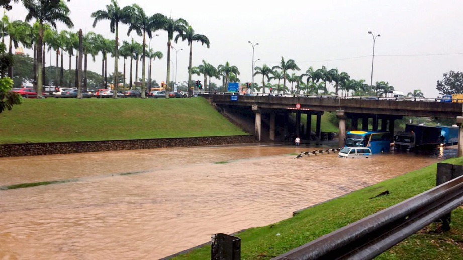 GAMBAR yang tular di media sosial menunjukkan kenderaan menuju ke Johor Bahru melalui Lebuhraya Pasir Gudang terkandas selepas jalan dinaiki air banjir  mengakibatkan berlaku kesesakan lalu lintas. FOTO ihsan pembaca