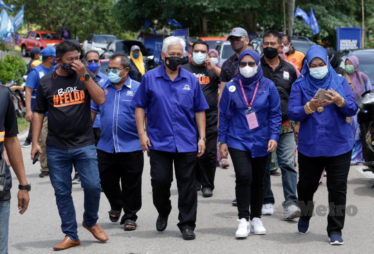 IDRIS (tengah), diiringi Calon BN bagi DUN Johor Lama, Norlizah  (dua, kanan), ketika majlis ramah mesra bersama penduduk. FOTO Mohamad Shahril Badri Saali