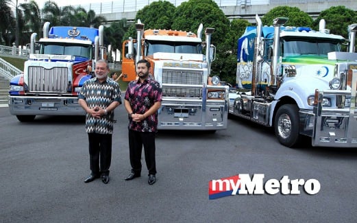 SULTAN Ibrahim bersama Tunku Mahkota Johor, Tunku Ismail berkenan bergambar dengan tiga trak Mack yang akan digunakan pada Kembara Mahkota Johor (KMJ) 2016. FOTO Zain Ahmed