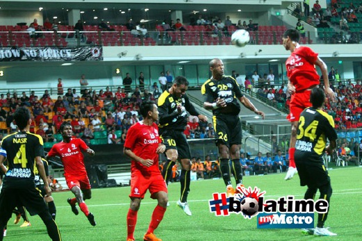 SAFUWAN cuba menjaringkan gol ketika menentang  Perak. FOTO Zulkarnain Ahmad Tajuddin