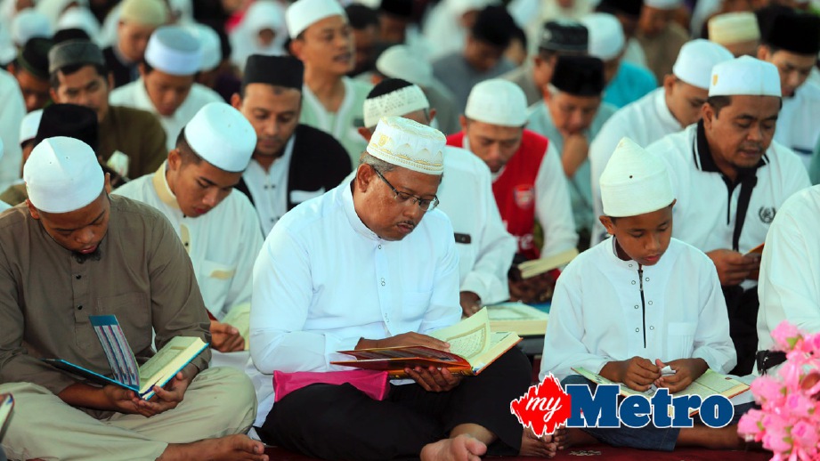ORANG ramai membaca al-Quran sempena World Quran Hour di Masjid Sultan Iskandar, Bandar Dato Onn, Johor Bahru. FOTO Zulkarnain Ahmad Tajuddin