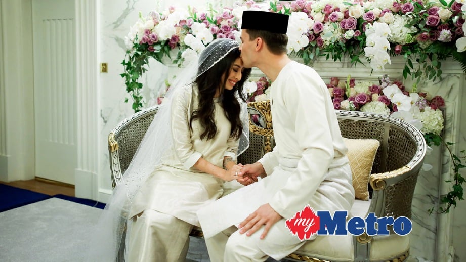 DENNIS Muhammad mencium dahi Tunku Tun Aminah Maimunah Iskandariah selepas Istiadat Nikah. FOTO ihsan Royal Press Office