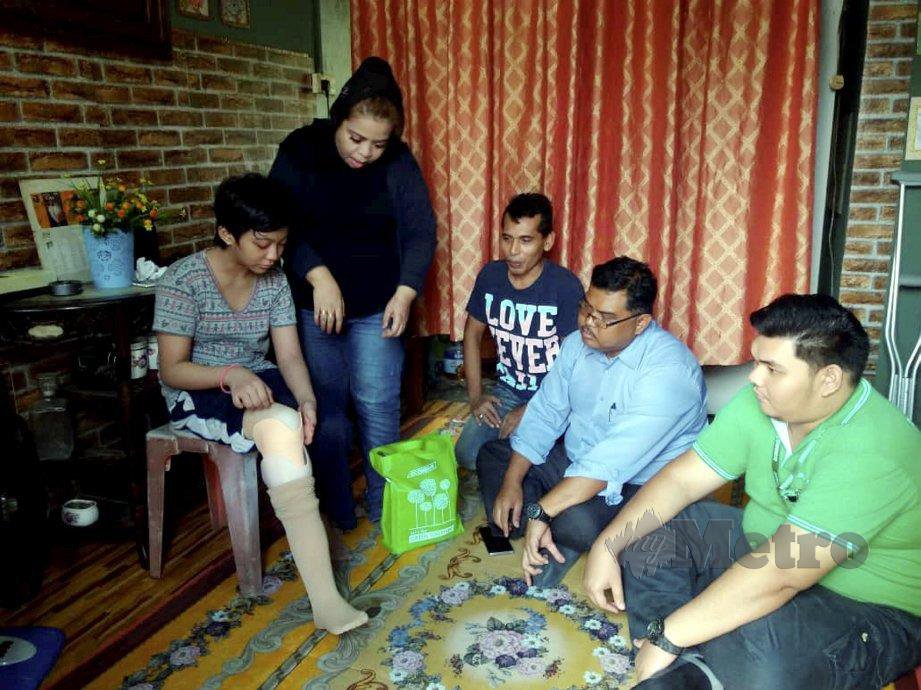 NUR Hidayah Nur Kaseh mencuba kaki palsu di depan ibu bapanya dan wakil Pasaraya Econsave Cash And Carry. 