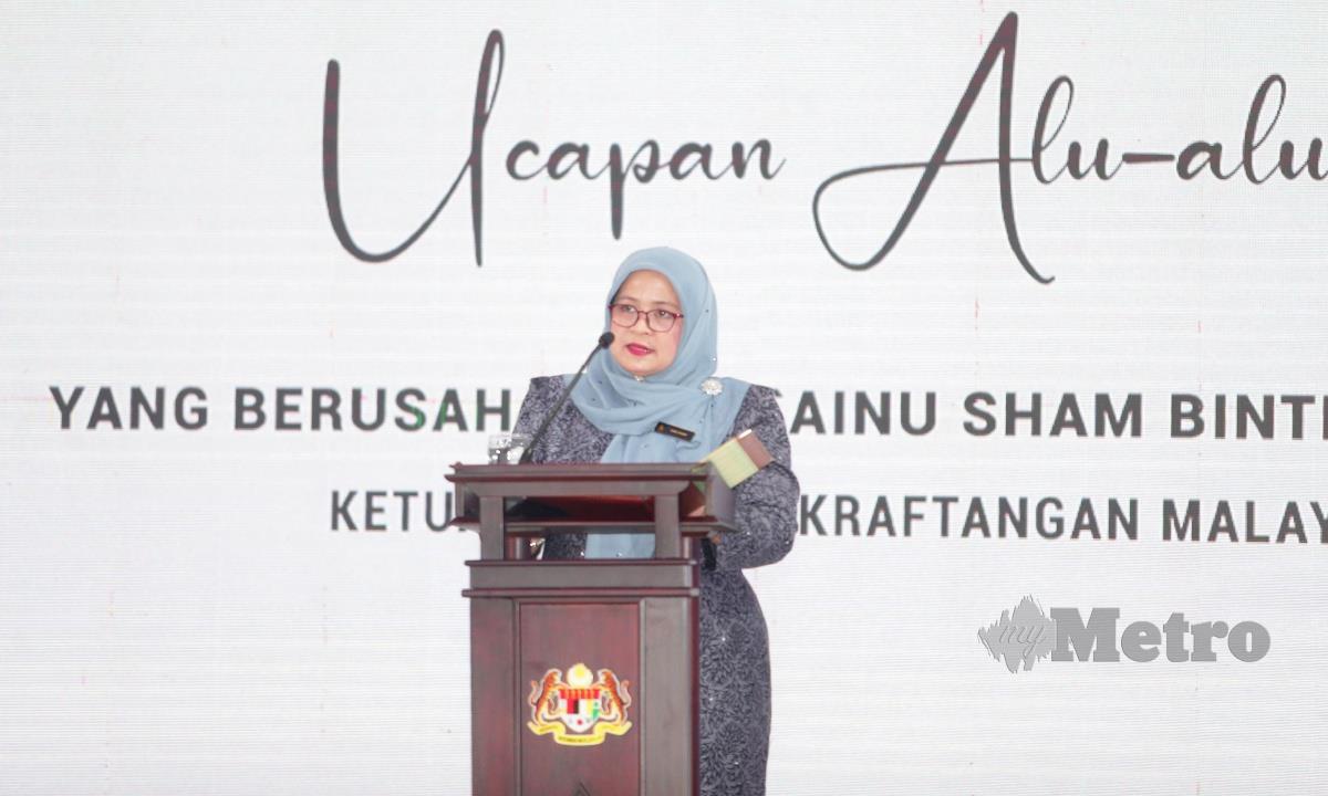 ‘AINU Sham ketika menyampaikan ucapan sempena Majlis Perasmian FKJ 2022 Di Pentas Utama Festival Kraf Johor di Angsana Mall Johor Bahru. 