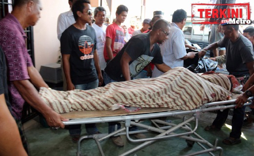 JENAZAH mangsa yang maut  ketika berkhemah dibawa ke Unit Forensik untuk dibedah siasat. FOTO Mohd Sah Muda