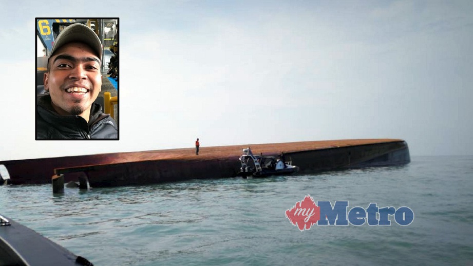 OPERASI  mencari kru selepas kapal korek pasir terbalik termasuk Mohd Akashah Azizan (gambar kecil). FOTO ihsan Maritim Malaysia/Facebook