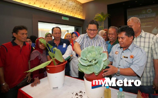 NUR Jazlan (dua kanan) mendengar penerangan cara menanam sayur kobis berteknologi moden daripada Penolong Pegawai Jabatan Pertanian Daerah Johor Bahru, A Aziz Karim (kanan). FOTO Zulkarnain Ahmad Tajuddin