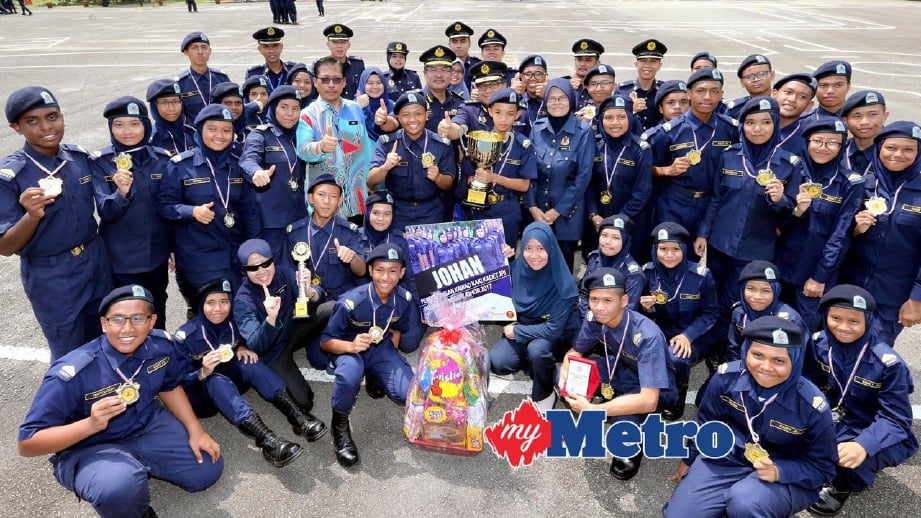 WAN Ahmad (tengah) bergambar dengan pasukan kadet JPJ SMK Pasir Gudang yang menjadi johan pertandingan kawad selepas merasmikan penutupan Perkhemahan Kadet JPJ Peringkat Negeri Johor. FOTO Zain Ahmed