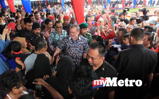 SULTAN Ibrahim Iskandar mencemar duli berangkat bersalaman dengan rakyat. Hadir sama Mohamed Khaled (baju batik hijau). FOTO Mohd Azren Jamaludin