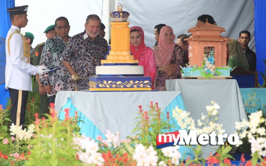 SULTAN Ibrahim berkenan memotong kek sempena hari Keputeraan Sultan Johor. Turut berangkat Raja Zarith Sofiah  Sultan Idris Shah. Hadir sama Mohamed Khaled Nordin (dua kiri). FOTO Mohd Azren Jamaludin